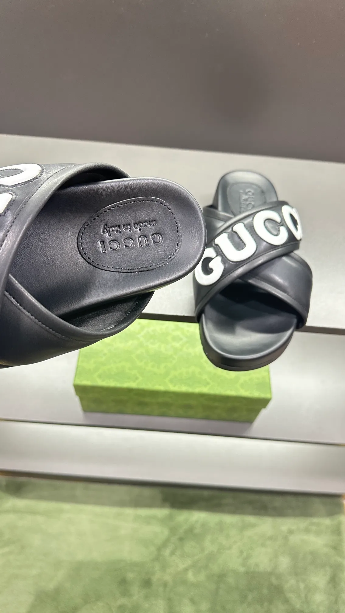 [G Family Couple Style] P: 320💰Female size 36~40 Men's size 39~45, (46. Custom-made GG slippers for men and women. This slipper is made of GG polyester fiber and is decorated with a Gucci label on the front, which adds a striking logo feel to the style. Beige GG recycled polyester fiber, same size for men and women, leather trim